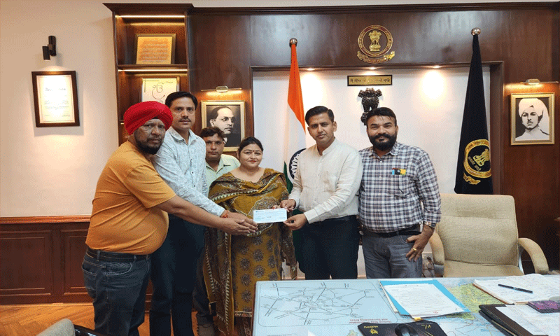 बाढ़ पीड़ितों की सेवा में आगे आया पंजाब रिफ्लैक्शन समाचार पत्र, डिप्टी कमिश्नर को सौंपा 51 हज़ार रुपए का चैक