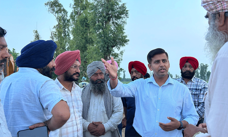 राहत कार्यों की समीक्षा में जुटे DC डॉ. हिमांशु अग्रवाल : मंडाला छन्ना गाँव स्थित धुस्सी बाँध का किया दौरा