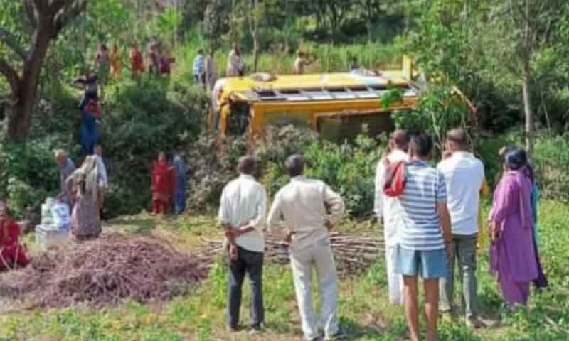 हिमाचल के सोलन में 42 बारातियों से भरी बस खाई में पलटी