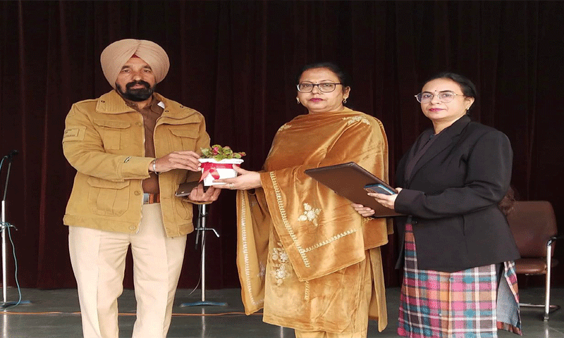 ट्रैफिक पुलिस ने *शिव ज्योति पब्लिक स्कूल में ट्रैफ़िक नियमों पर जागरूकता सत्र* किया