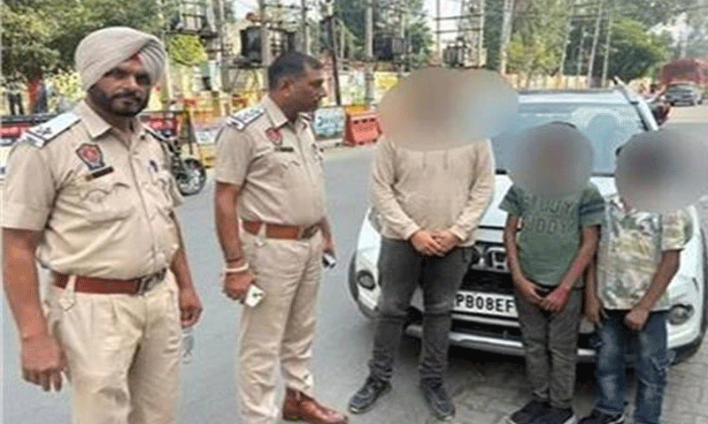 जालंधर में नेशनल हाईवे पर कार में बैठे बच्चे सनरूफ से बाहर निकलकर स्टंट करते नज़र आये तो कटा चालान