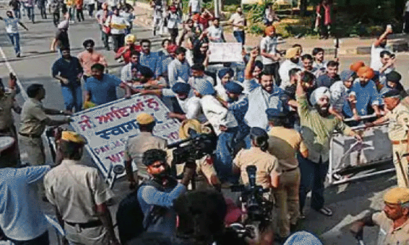 पंजाब यूनिवर्सिटी में छात्रों का प्रदर्शन जारी, सीनेट चुनाव घोषित करने की मांग