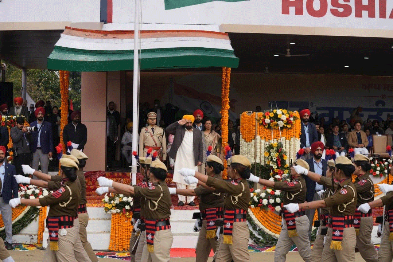गणतंत्र दिवस पर होशियारपुर में सीएम भगवंत मान ने फहराया तिरंगा