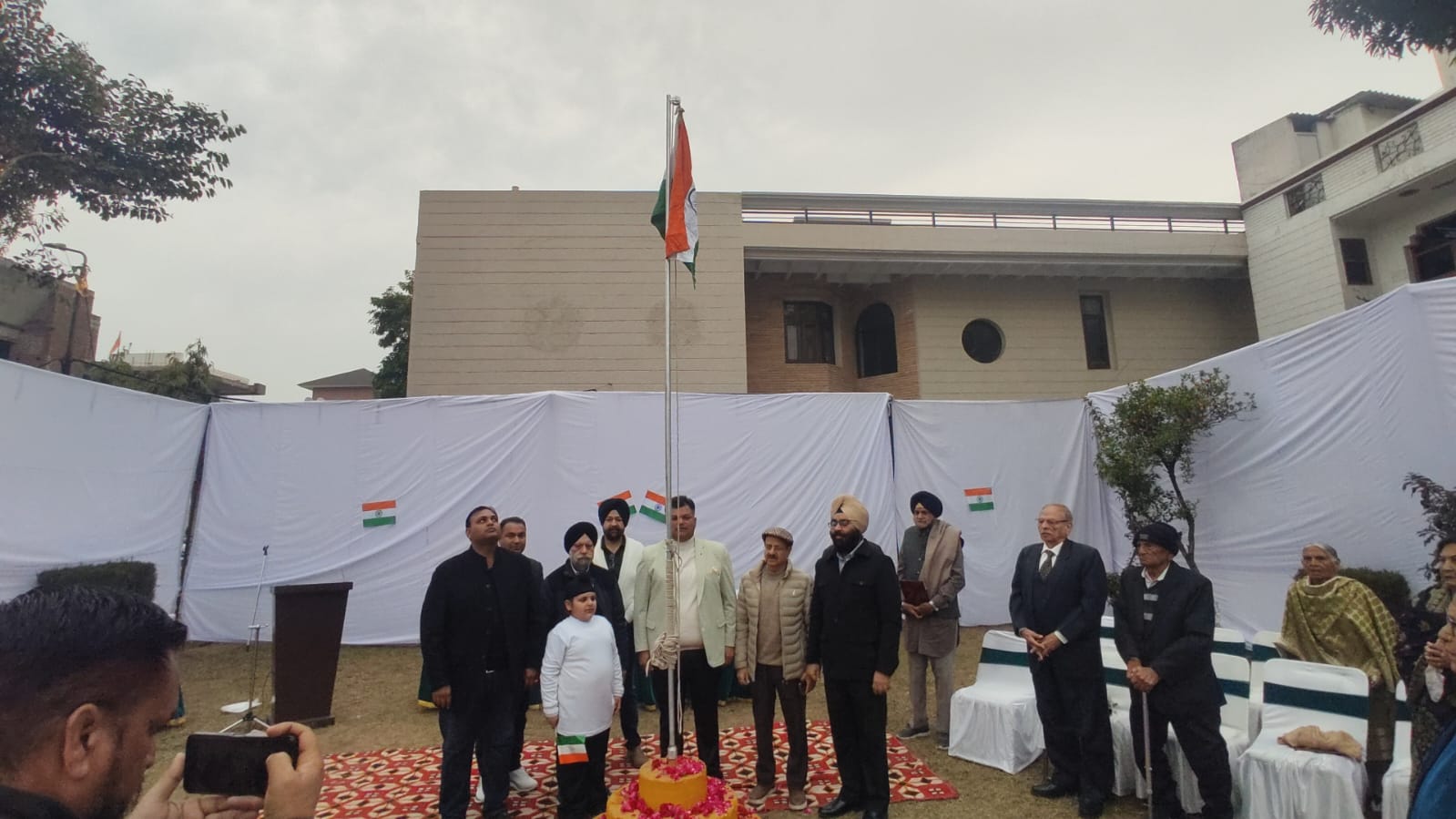 विंडसर पार्क कॉलोनी में देशभक्ति के रंग में रंगा 77वाँ गणतंत्र दिवस, वरिष्ठ नागरिक हुए सम्मानित
