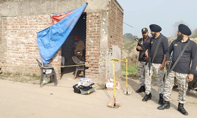 दो पुलिसकर्मियों की संदिग्ध हालत में मौ'त, चैक पोस्ट के अंदर मिले श'व