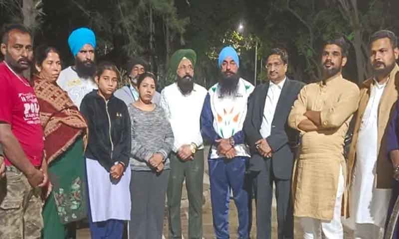 स्कूल की छात्रा की जिद के आगे झुका प्रशासन :  रोल नंबर रोके जाने पर 10 घंटे दिया धरना