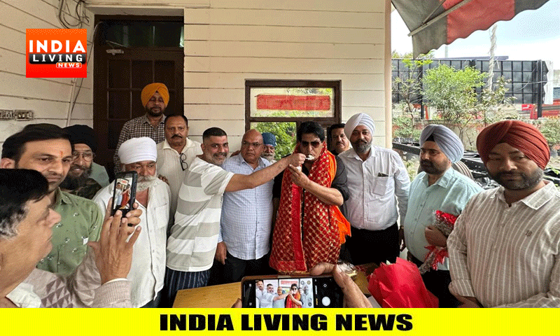 कांग्रेस के पूर्व कैबिनेट मिनिस्टर अवतार हैनरी क़ो उनके जन्मदिन पर बधाई देने पहुंचे उनके समर्थक