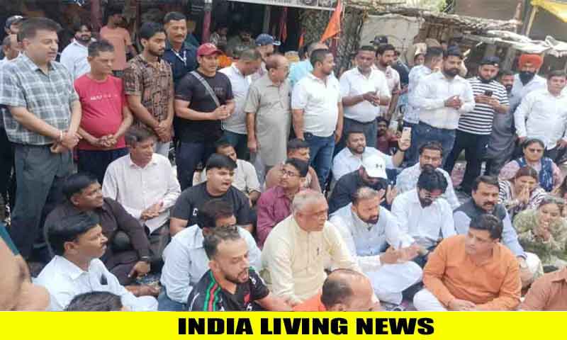 जालंधर में बालाजी की चौकी को लेकर माहौल गर्माया , लोगों ने रोड जाम कर लगाया धरना ,आज पहुंच रहे हैं कन्हैया मित्तल