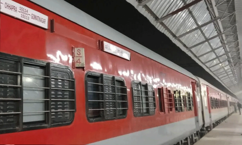 ट्रेन में युवती की सिर कटी लाश मिलने से हड़कंप