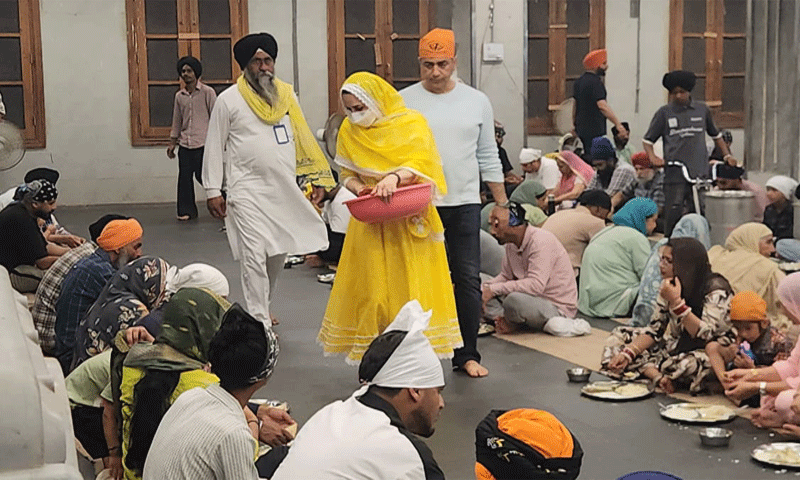 बॉलीवुड अभिनेत्री प्रीति जिंटा ने दरबार साहिब में टेका माथा : लंगर हॉल में की सेवा