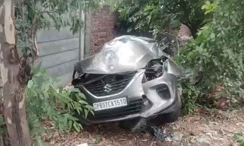 सड़क हादसा: डिवाइडर पार कर क्रेटा से भिड़ी बलेनो, एक ही परिवार के चार लोगों की मौत