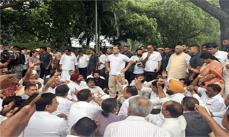 PM आवास के बाहर धरने पर बैठे कांग्रेसी नेता , केंद्र सरकार के सामने रखीं ये मांगें