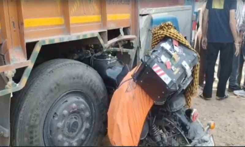 दर्दनाक हादसा : मनाली से लौट रहे युवक की मौत, ट्रक में घुसी बाइक