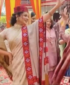 Read more about the article कंगना रनोट भाई के रिसेप्शन में हिमाचली लोकगीत पर नाचीं, सोशल मीडिया पर वीडियो शेयर किया