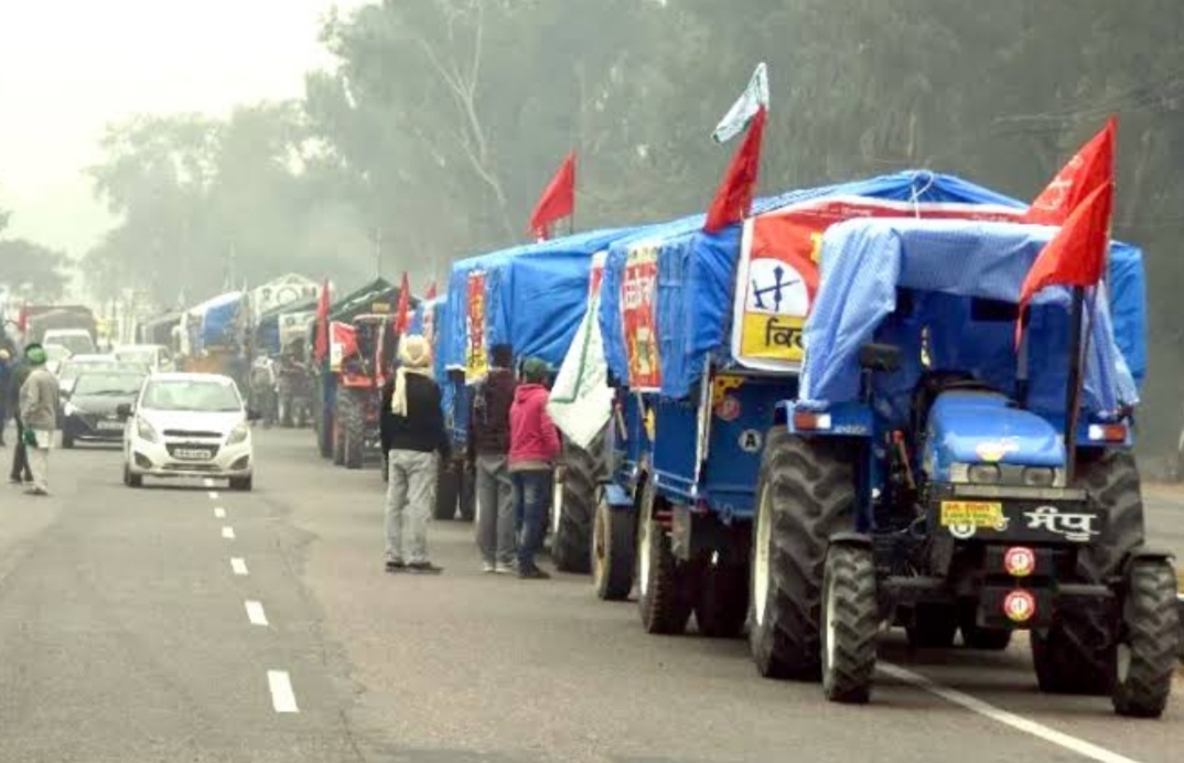 You are currently viewing पंजाब के हजारों किसान हरियाणा में दाखिल, रास्ते से बैरिकेट्स ,मिट्टी और पत्थर हटाकर आगे बढ़े