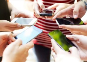 Read more about the article नए साल में मोबाइल यूजर्स की जेब पर असर पड़ने वाला है , टेलिकॉम कंपनियां अपने मोबाइल प्लान्स में इजाफा कर सकती है