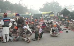 Read more about the article कृषि कानूनों के विरोध में किसान अपनी मांगों पर अड़े, प्रदर्शन लगातार जारी