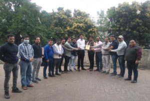 Read more about the article डिजिटल मीडिया एस्सोसिएशन (रजि.) ने डीपीआरओ हाकम थापर को स्मृति चिन्ह देकर सम्मानित किया