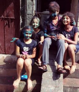 Read more about the article जालंधर में बच्चों व बुजुर्गों ने रंग लगा मनाया होली का त्योहार, कोरोना का डर रहा हावी , लोगों में कम उत्साह दिखा
