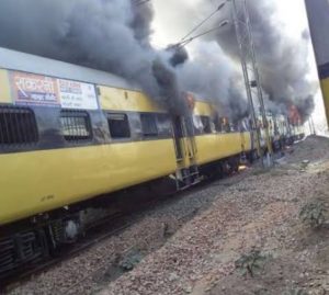 Read more about the article पैसेंजर ट्रेन में लगी भीषण आग, तीन डिब्बे जलकर खाक, फायर बिग्रेड की गाड़ियां बुझाने में जुटीं