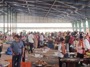 Read more about the article जालंधर की मकसूदां सब्जी मंडी में उड़ाई जा रही covid नियमों की धज्जियां , बिना मास्क बैठे दुकानदार, न सोशल डिस्टेंस , आम लोग भी खरीददारी कर रहे