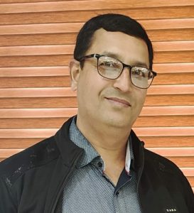 Read more about the article जालंधर के संजीव कुमार चंबयाल शहर वासियों के लिए फ्री सैनीटाईज़र की सेवा निभा रहे है