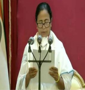 Read more about the article ममता बनर्जी की हैट्रिक, लगातार तीसरी बार बंगाल के मुख्यमंत्री पद की ली शपथ