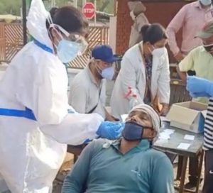 Read more about the article जालंधर की मकसूदां सब्जी मंडी में रेहड़ी वालों के किये जा रहे कोरोना टेस्ट , ज्यादा भीड़ रोकने के लिए पुलिस भी तैनात