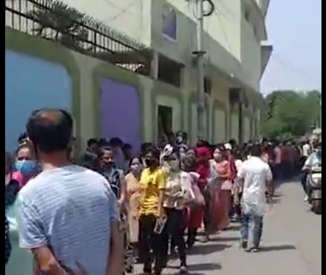 You are currently viewing जालंधर में कोविड वैक्सीन लगवाने के लिए उमड़ी युवाओं की भीड़, वैक्सीनेशन सेंटर पर लगी लंबी कतारें