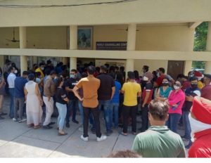 Read more about the article जालंधर के रेड क्रॉस भवन में कोरोना वैक्सीन लगवाने के लिए उमड़ी लोगों की भीड़, कोविड नियमों की जमकर उड़ी धज्जियां
