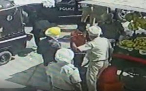 Read more about the article फल विक्रेता काे थप्पड़ मारना पुलिस वालों को पड़ा महंगा , वीडियो वायरल होने के बाद हुई कार्यवाही