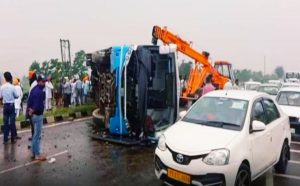 Read more about the article सीटीयू की बस पलटी, एक दर्जन के करीब सवारियां घायल