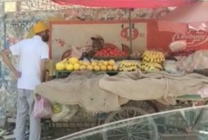 Read more about the article जालंधर में नशे में धुत पुलिसकर्मी ने किया जमकर हंगामा, रेहड़ी से फल खरीदकर पैसे न देने का आरोप