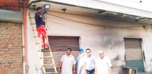 Read more about the article जालंधर के वार्ड न 61 में LED स्ट्रीट लाइट लगवाई गई , इलाका निवासियों ने पार्षद रिश्मा खोसला का आभार जताया