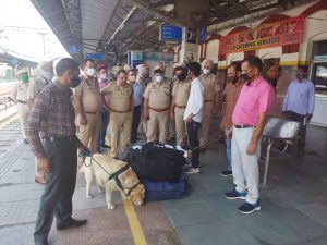 Read more about the article जालंधर रेलवे स्टेशन व आस पास के इलाके की पुलिस ने डॉग स्काड टीम सहित की स्पेशल चेकिंग