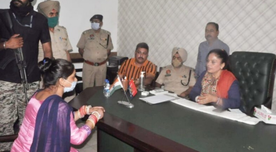 You are currently viewing पंजाब राज्य महिला आयोग की चेयरपर्सन ने आधिकारियों को 15 दिनों के अंदर महिलाओं की पैंडिंग शिकायतों का हल करने के लिए कहा