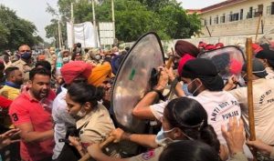 Read more about the article मुख्यमंत्री कैप्टन अमरिंदर सिंह का आवास घेरने जा रहे बेरोजगार शिक्षकों पर लाठीचार्ज