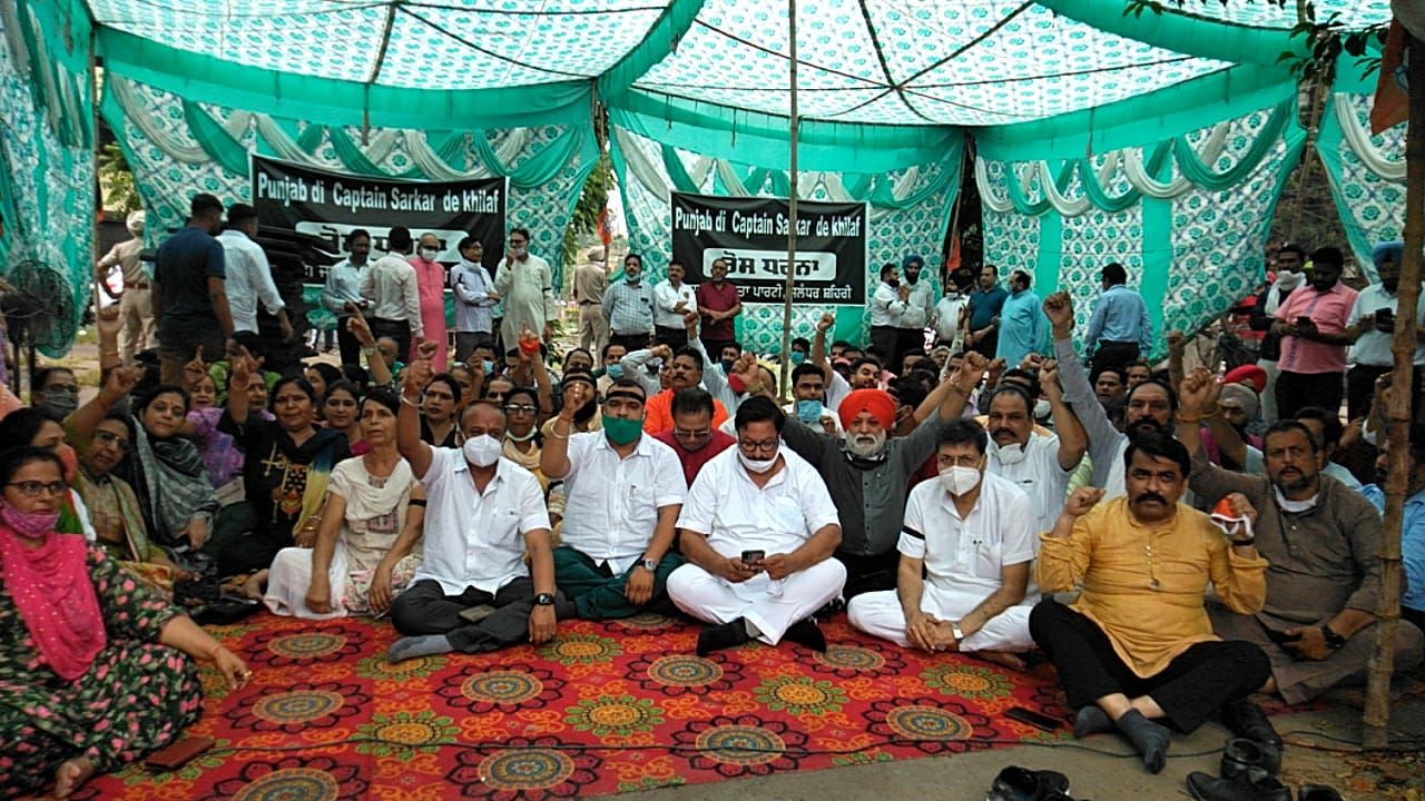 You are currently viewing भाजपा जालंधर शहरी द्वारा कैप्टन सरकार के विरुद्ध डीसी दफ्तर के बाहर लगाया धरना, शरारती तत्वों द्वारा भाजपा के कार्यकर्ताओं पर हमला करने पर कैप्टन को ठहराया दोषी