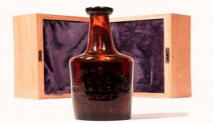 Read more about the article एक करोड़ रुपये में बिकी व्हिस्की की एक बोतल, आखिर क्या राज है पढ़े खबर