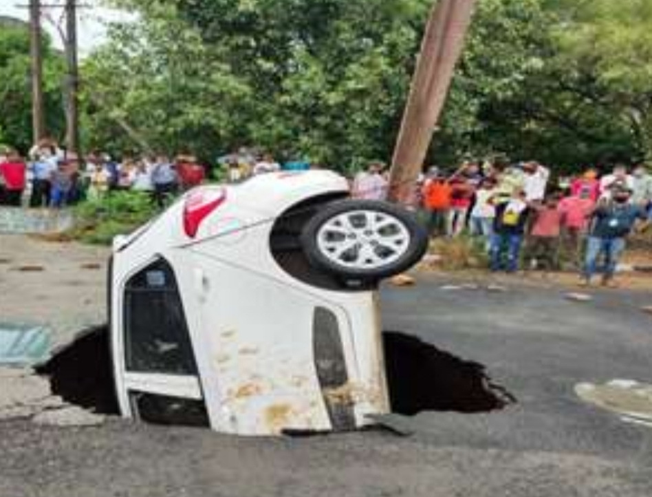 You are currently viewing चलती कार के नीचे से अचानक खिसकी सड़क , गड्ढे में समाई पुलिस कांस्टेबल की कार