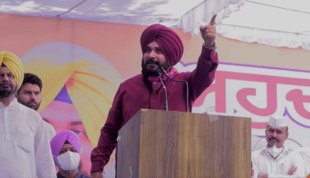 You are currently viewing ताजपोशी के बाद नवजोत सिंह सिद्धू ने मंच से भरी हुंकार, लेकिन कैप्टन अमरिंदर सिंह का नहीं लिया नाम