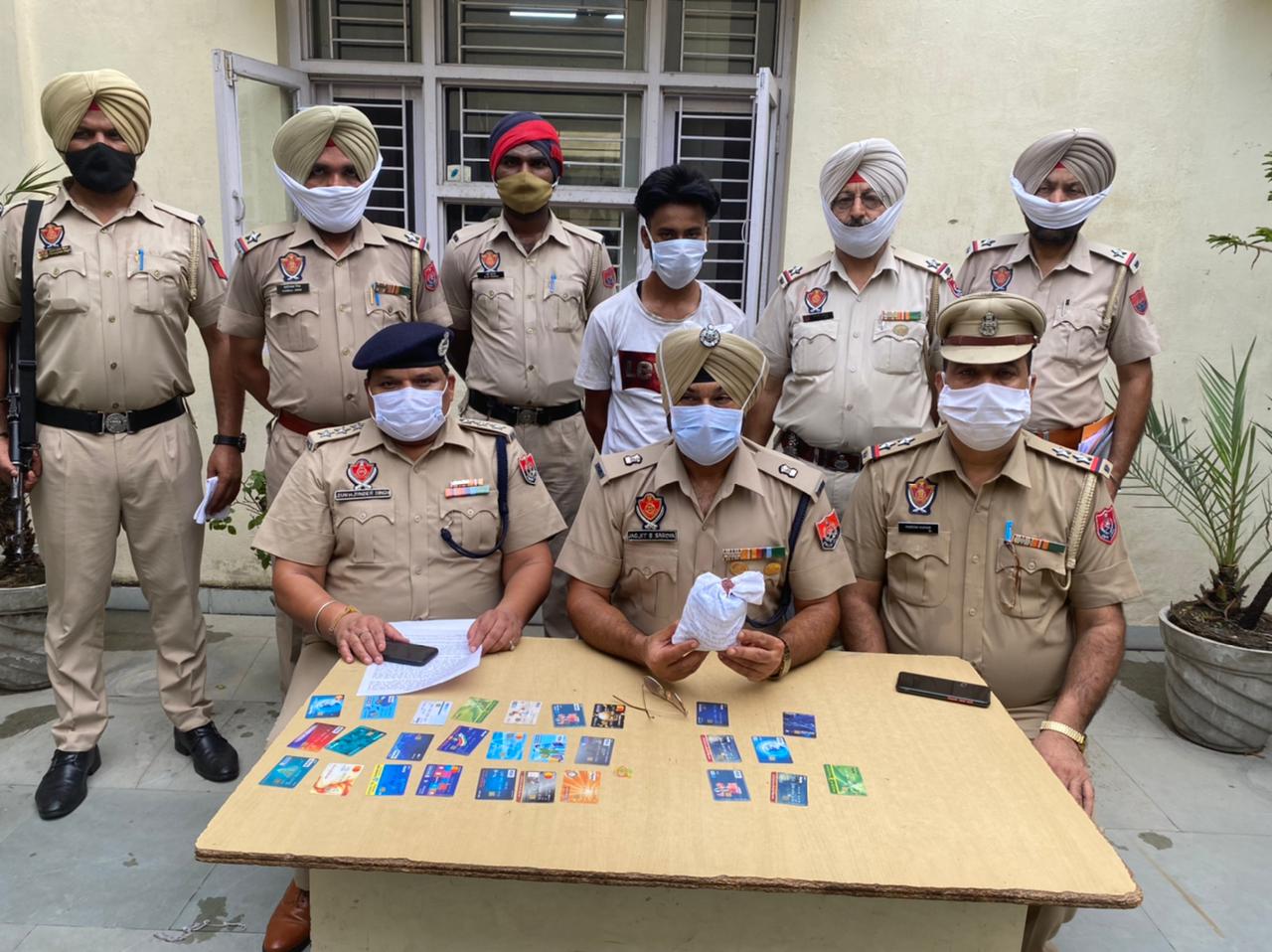 You are currently viewing जालंधर में दमोरिया पुल से एक व्यक्ति को 8 नशीले टीके व अलग अलग बैंको के 28 ATM कार्ड समेत थाना 3 की पुलिस ने किया अरेस्ट