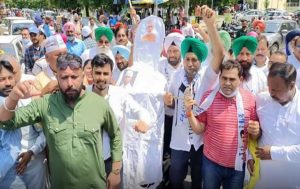 Read more about the article हरियाणा में किसानों पर हुए लाठीचार्ज के खिलाफ AAP पार्टी ने जालंधर DC ऑफिस के बाहर पुतला फूंक किया प्रदर्शन