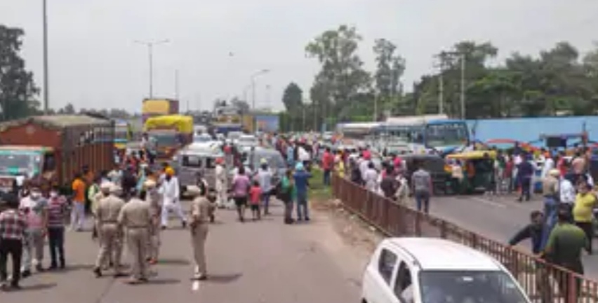 You are currently viewing जालंधर के PAP चौक पर किसानों ने हरियाणा सरकार का पुतला फूंका, हाईवे से किसानों ने जाम हटाया , वाहनों की आवाजाही शुरू