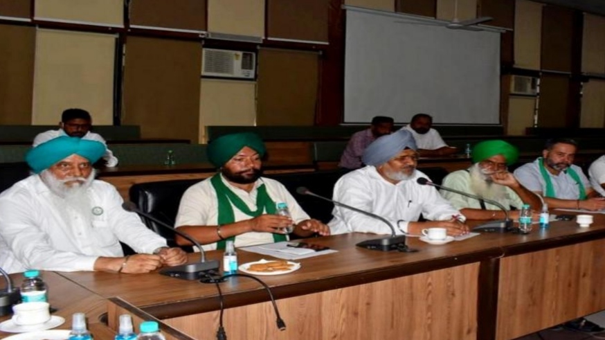 You are currently viewing जालंधर के DC कांप्लेक्स में किसान नेताओं व गन्ना खेती माहिरों के बीच बैठक हुई खत्म, कल CM से मुलाकात के बाद तय होगी अगली रणनीति