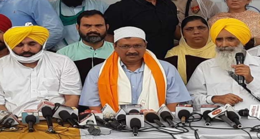 You are currently viewing पंजाब के पूर्व मंत्री सेवा सिंह सेखवां आप पार्टी में हुए शामिल, अरविंद केजरीवाल उनके गुरदासपुर स्थित गांव पहुंचे