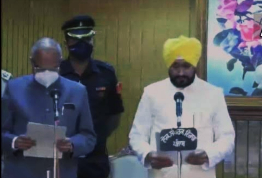 You are currently viewing पंजाब के नए CM चरणजीत सिंह चन्नी ने मुख्यमंत्री पद की ली शपथ , सुखजिंदर सिंह रंधावा और ओपी सोनी ने ली डिप्टी सीएम की शपथ