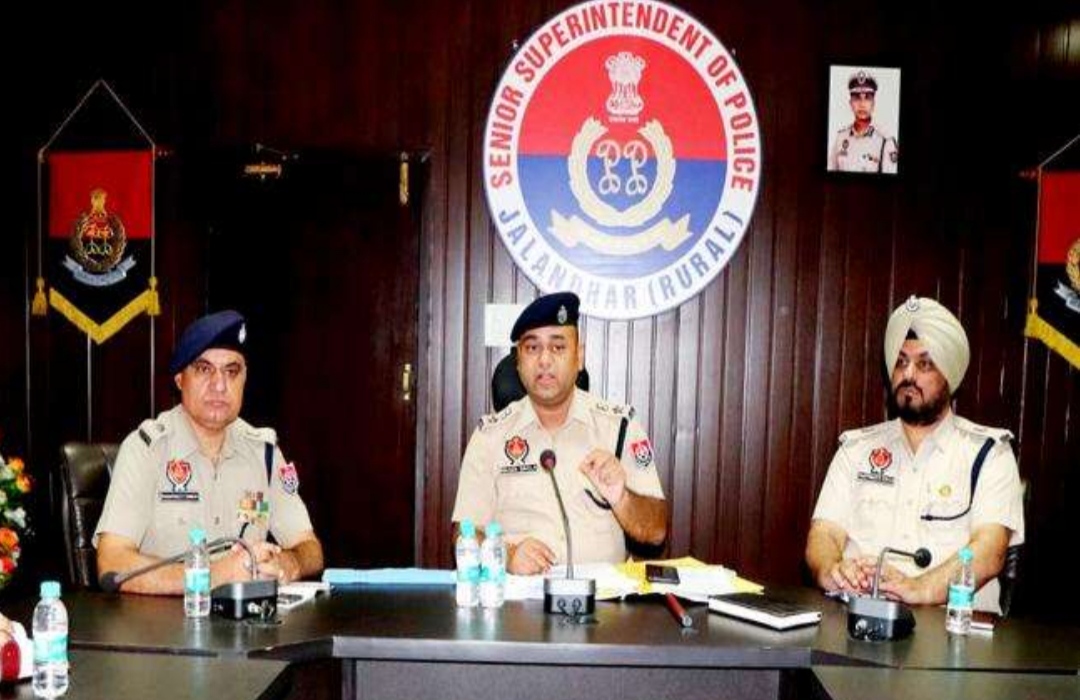 You are currently viewing SSP नवीन सिंगला ने जिले के पुलिस अधिकारियों को दिया निर्देश, सभी अपने-अपने इलाकों में नाकाबंदी और पैट्रोलिंग को बढ़ाएं