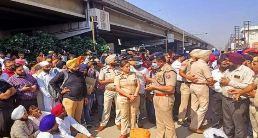 Read more about the article सिख संगठनों ने लुधियाना-दिल्ली हाईवे पर लगाया धरना , जानिए वजह
