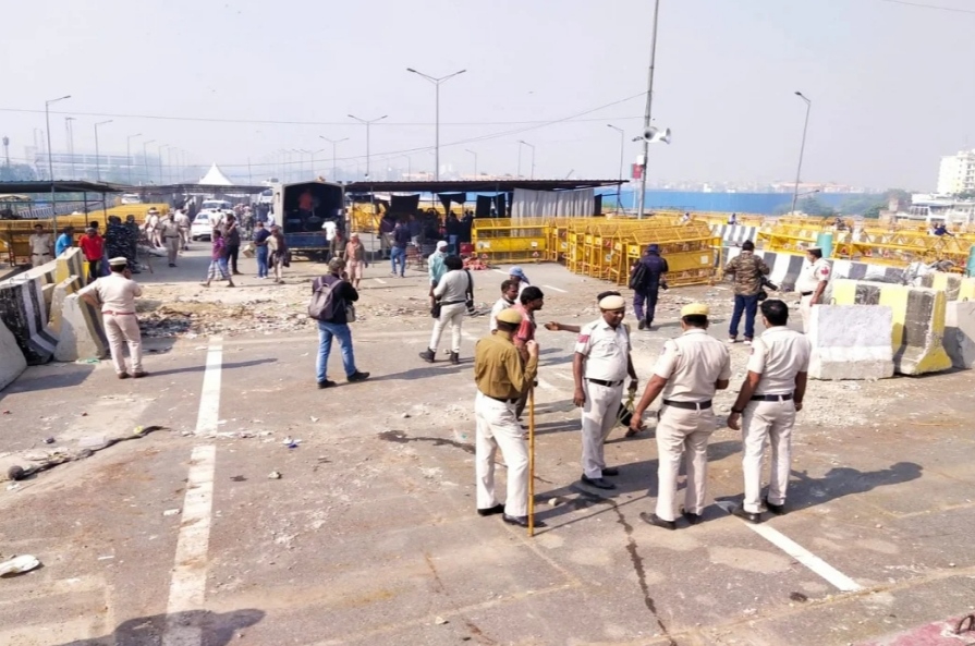 You are currently viewing बड़ी खबर : दिल्ली पुलिस ने गाजीपुर बॉर्डर से बैरिकेडिंग हटाई , एनएच-9 और दिल्ली से मेरठ के लिए खुले रास्ते